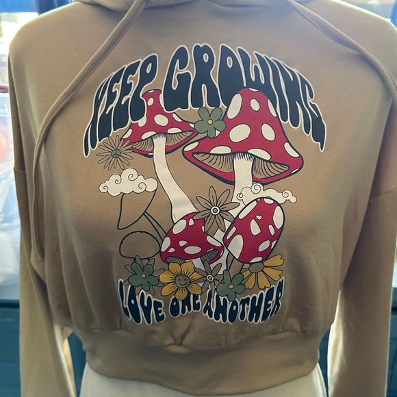 Tops - Crop top hoodie with mushrooms.